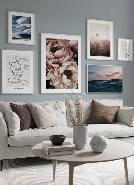  – Illustration of a naked woman from behind, drawn in line art on a beige background